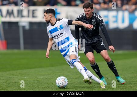 ZWOLLE, Mac3Park Stadium, 31-03-2024, Saison 2023 / 2024, Dutch Eredivisie. Während des Spiels PEC - Ajax, Endergebnis 1:3, PEC Zwolle Spieler Younes Namli Ajax Spieler Benjamin Tahirovic Stockfoto