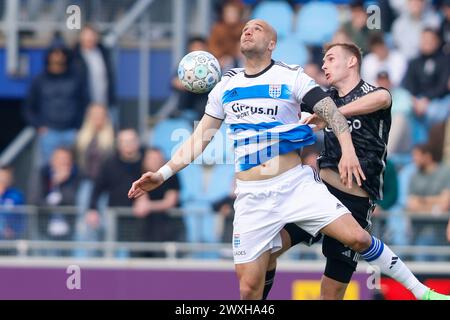 ZWOLLE, Mac3Park Stadium, 31-03-2024, Saison 2023 / 2024, Dutch Eredivisie. Während des Spiels PEC - Ajax, Endergebnis 1:3, PEC Zwolle Spieler Tolis Vellios Ajax Spieler Sivert Mansverk Stockfoto