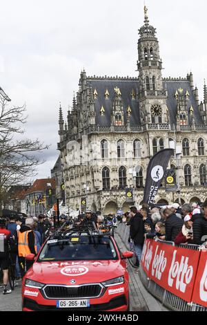 Oudenaarde, Belgien. 31. März 2024. Beginn des 1-tägigen Radrennens der „Ronde van Vlaanderen/Tour des Flandres/Tour of Flanders“, 163 km mit Start und Ziel in Oudenaarde, Sonntag, den 31. März 2024. BELGA FOTO MARC GOYVAERTS Credit: Belga Nachrichtenagentur/Alamy Live News Stockfoto