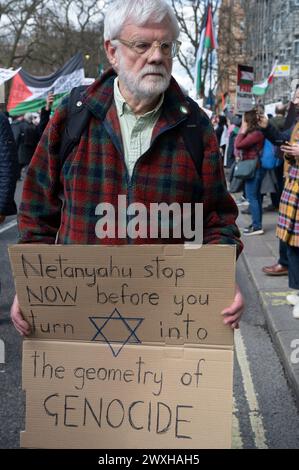 Am 30. März 2024 marschierten Tausende von Menschen vom Russel-Platz zum Trafalgar-Platz, um Palästina zu unterstützen, und forderten einen Waffenstillstand und das Ende des Friedens Stockfoto