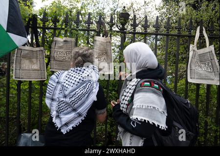Am 30. März 2024 marschierten Tausende von Menschen vom Russel-Platz zum Trafalgar-Platz, um Palästina zu unterstützen, und forderten einen Waffenstillstand und das Ende des Friedens Stockfoto