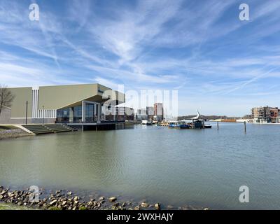 Dordrecht, Niederlande - 19. März 2024: Der Kinepolis-Kinokomplex in Dordrecht steht über den Fluss Wantij als erster Film A Stockfoto