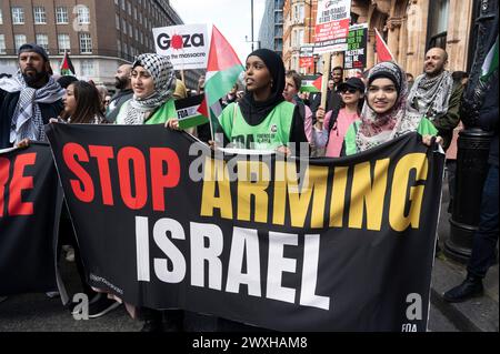 Am 30. März 2024 marschierten Tausende von Menschen vom Russel-Platz zum Trafalgar-Platz, um Palästina zu unterstützen, und forderten einen Waffenstillstand und das Ende des Friedens Stockfoto