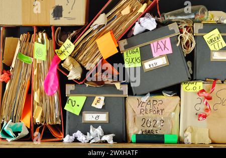 Unordentliche Aktenordner und Aufbewahrungsboxen in einem übersichtlichen Bücherregal, Bürokratie, Aministration, Burnout, Geschäftskonzept, kostenloser Kopierraum. Stockfoto