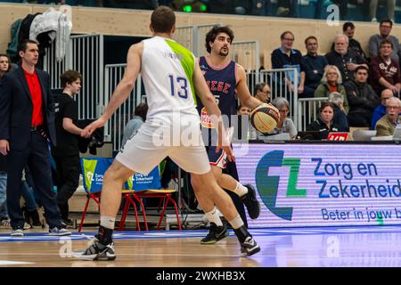 LEIDEN, NIEDERLANDE - MÄRZ 30: Luuk van Bree vom ZZ Leiden, Antony Cambo vom RSW Lüttich Basket während des BNXT League Elite Gold Spiels zwischen Zorg en Z Stockfoto