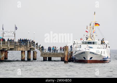 Zinnowitz, Deutschland. 31. März 2024. Bei sonnigem Wetter fahren Touristen zum Ausflugsboot am Pier im Ostseebad Zinnowitz. Quelle: Stefan sauer/dpa/Alamy Live News Stockfoto