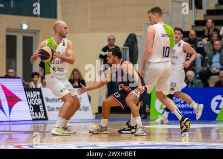 LEIDEN, NIEDERLANDE - MÄRZ 30: Marijn Ververs vom ZZ Leiden, Engel Rodriguez vom RSW Lüttich Basket, Roeland Schaftenaar vom ZZ Leiden während der BNXT Lea Stockfoto