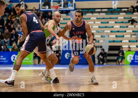 LEIDEN, NIEDERLANDE - MÄRZ 30: Jamelle Hagins von RSW Lüttich Basket, Marijn Ververs vom ZZ Leiden, Engel Rodriguez von RSW Lüttich Basket während der BNXT L Stockfoto