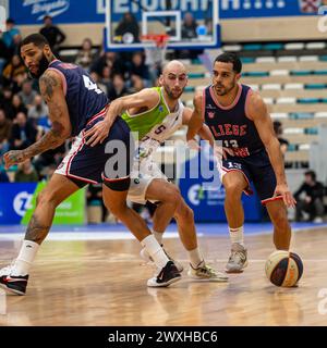 LEIDEN, NIEDERLANDE - MÄRZ 30: Jamelle Hagins von RSW Lüttich Basket, Marijn Ververs vom ZZ Leiden, Engel Rodriguez von RSW Lüttich Basket während der BNXT L Stockfoto