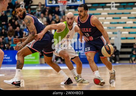 LEIDEN, NIEDERLANDE - MÄRZ 30: Jamelle Hagins von RSW Lüttich Basket, Marijn Ververs vom ZZ Leiden, Engel Rodriguez von RSW Lüttich Basket während der BNXT L Stockfoto