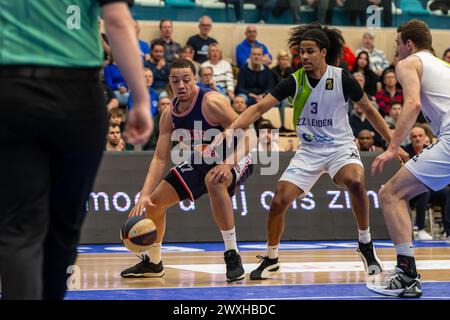 LEIDEN, NIEDERLANDE - MÄRZ 30: Moussa Noterman von RSW Lüttich Basket, Tajion Jones von ZZ Leiden während des BNXT League Elite Gold Matches zwischen Zorg en Stockfoto