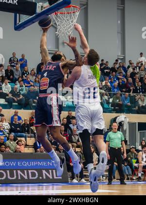 LEIDEN, NIEDERLANDE - MÄRZ 30: Jamelle Hagins von RSW Lüttich Basket geht in den Korb Brock Gardner von ZZ Leiden versucht während der BNXT League zu blockieren Stockfoto