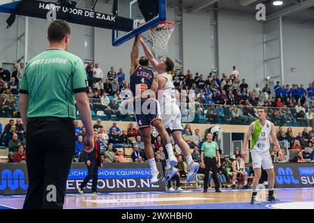 LEIDEN, NIEDERLANDE - MÄRZ 30: Jamelle Hagins von RSW Lüttich Basket geht in den Korb Brock Gardner von ZZ Leiden versucht während der BNXT League zu blockieren Stockfoto