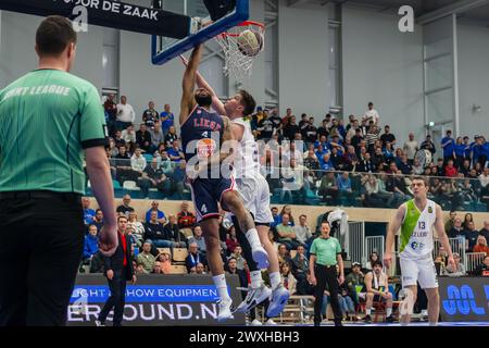 LEIDEN, NIEDERLANDE - MÄRZ 30: Jamelle Hagins von RSW Lüttich Basket geht in den Korb Brock Gardner von ZZ Leiden versucht während der BNXT League zu blockieren Stockfoto