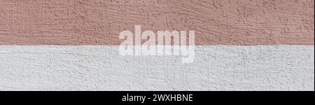 Braune Farbe raue Wand abstraktes Muster zwei Farben und weiße Gipsrinde Käfer Textur Hintergrund Design Raum. Stockfoto