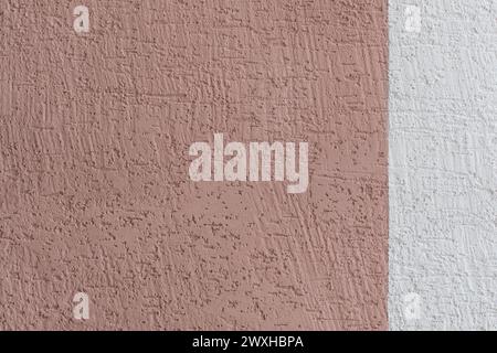 Braune Farbe raue Wand abstraktes Muster zwei Farben und weiße Gipsrinde Käfer Textur Hintergrund Design Beispielraum. Stockfoto