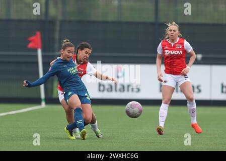 Wijdewormer, Niederlande. 31. März 2024. WIJDEWORMER, NIEDERLANDE - MÄRZ 31: Emmeke Henschen von PSV, Romaisa Boukakar von AZ während des niederländischen Azerion Women's Eredivisie Matches zwischen AZ Alkmaar und PSV im AFAS Trainingskomplex am 31. März 2024 in Wijdewormer, Niederlande. (Foto von Gerard Spaans/Orange Pictures) Credit: Orange Pics BV/Alamy Live News Stockfoto