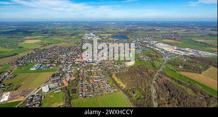 Luftbild, Wohngebiet Ortsansicht mit Innenstadt, hinten der Weikensee, Fernsicht, Hamminkeln, Nordrhein-Westfalen, Deutschland ACHTUNGxMINDESTHONORARx60xEURO *** Luftaufnahme, Wohngebiet, Blick auf die Innenstadt, Weikensee im Hintergrund, Fernsicht, Hamminkeln, Nordrhein-Westfalen, Deutschland ACHTUNGxMINDESTHONORARx60xEURO Stockfoto