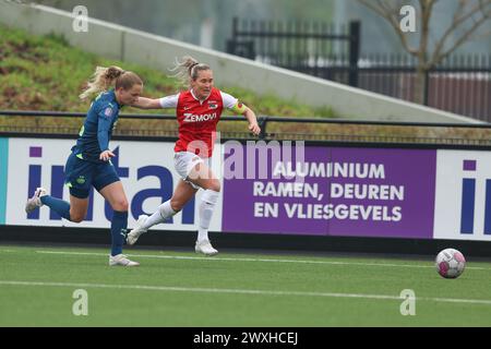 WIJDEWORMER, NIEDERLANDE - MÄRZ 31: Desiree van Lunteren Aanvoerder von AZ, Sara Thrige von PSV während des niederländischen Azerion Women’s Eredivisie Matches zwischen AZ Alkmaar und PSV im AFAS Trainingskomplex am 31. März 2024 in Wijdewormer, Niederlande. (Foto: Gerard Spaans/Orange Pictures) Stockfoto