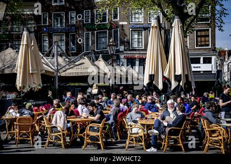 AMSTERDAM - Touristen sitzen am Ostersonntag auf einer Sonnenterrasse im Zentrum. Ostern ist der Beginn der touristischen Saison in der Hauptstadt. ANP ROBIN UTRECHT niederlande raus - belgien raus Stockfoto