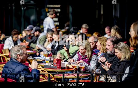 AMSTERDAM - Touristen sitzen am Ostersonntag auf einer Sonnenterrasse im Zentrum. Ostern ist der Beginn der touristischen Saison in der Hauptstadt. ANP ROBIN UTRECHT niederlande raus - belgien raus Stockfoto
