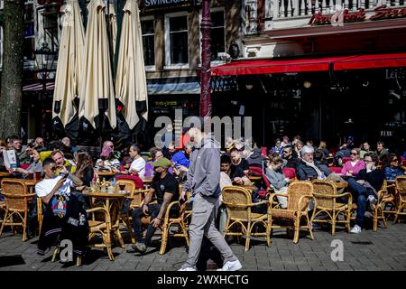 AMSTERDAM - Touristen sitzen am Ostersonntag auf einer Sonnenterrasse im Zentrum. Ostern ist der Beginn der touristischen Saison in der Hauptstadt. ANP ROBIN UTRECHT niederlande raus - belgien raus Stockfoto