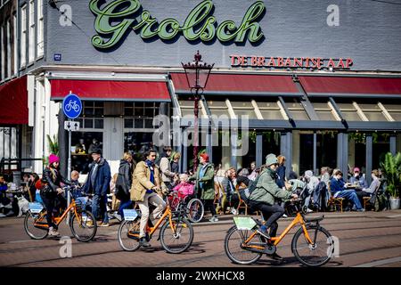 AMSTERDAM - Touristen sitzen am Ostersonntag auf einer Sonnenterrasse im Zentrum. Ostern ist der Beginn der touristischen Saison in der Hauptstadt. ANP ROBIN UTRECHT niederlande raus - belgien raus Stockfoto