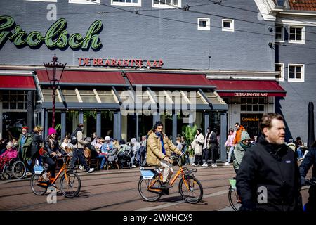 AMSTERDAM - Touristen sitzen am Ostersonntag auf einer Sonnenterrasse im Zentrum. Ostern ist der Beginn der touristischen Saison in der Hauptstadt. ANP ROBIN UTRECHT niederlande raus - belgien raus Stockfoto