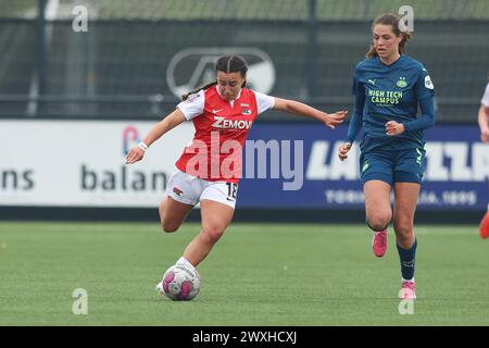 Wijdewormer, Niederlande. 31. März 2024. WIJDEWORMER, NIEDERLANDE - MÄRZ 31: Romaisa Boukakar von AZ während des niederländischen Azerion Women's Eredivisie Matches zwischen AZ Alkmaar und PSV im AFAS Trainingskomplex am 31. März 2024 in Wijdewormer, Niederlande. (Foto von Gerard Spaans/Orange Pictures) Credit: Orange Pics BV/Alamy Live News Stockfoto