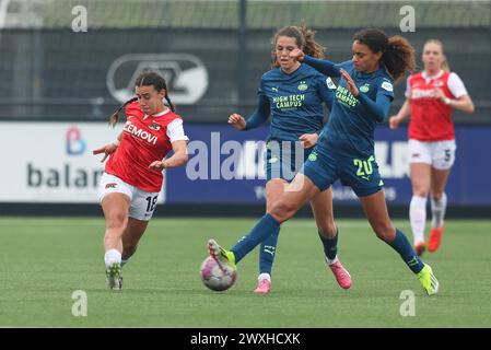 Wijdewormer, Niederlande. 31. März 2024. WIJDEWORMER, NIEDERLANDE - MÄRZ 31: Romaisa Boukakar von AZ, Nina Nijstad von PSV während des niederländischen Azerion Women's Eredivisie-Spiels zwischen AZ Alkmaar und PSV am 31. März 2024 im AFAS Trainingskomplex in Wijdewormer, Niederlande. (Foto von Gerard Spaans/Orange Pictures) Credit: Orange Pics BV/Alamy Live News Stockfoto