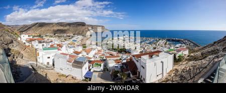 Panoramabild von Puerto de Mogán im Süden der Insel Gran Canaria, Kanarischen Inseln, Spanien. Zusammengefügt aus mehreren Bildern und herunterskaliert. Stockfoto