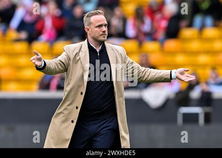 Jonas Eidevall, Manager von Arsenal Women, gibt den Fans während des Vorspiels vor dem Finale des FA Women's League Cup Gesten an Arsenal Women vs Chelsea FC Women in Molineux, Wolverhampton, Großbritannien, 31. März 2024 (Foto: Cody Froggatt/News Images) Stockfoto