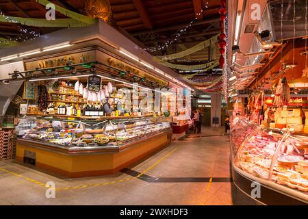 Barcelona, Spanien – 10. FEBRUAR 2022: Frische Lebensmittel werden im Mercat de Santa Caterina in La Ribera, Barcelona, Spanien verkauft. Stockfoto