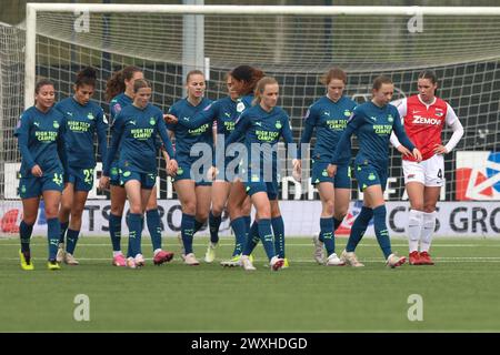 Wijdewormer, Niederlande. 31. März 2024. WIJDEWORMER, NIEDERLANDE - MÄRZ 31: PSV feiert das Tor beim niederländischen Azerion Women's Eredivisie Spiel zwischen AZ Alkmaar und PSV am 31. März 2024 im AFAS Trainingskomplex in Wijdewormer, Niederlande. (Foto von Gerard Spaans/Orange Pictures) Credit: Orange Pics BV/Alamy Live News Stockfoto