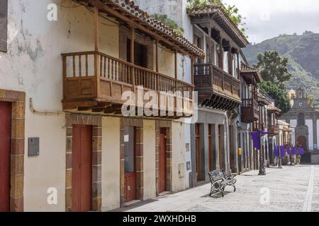 Die Stadtstraße Calle Real de la Plaza (Fußgängerzone) in Teror im Norden der Insel Gran Canaria. Typische Balkone für die Anlage am Haus Stockfoto