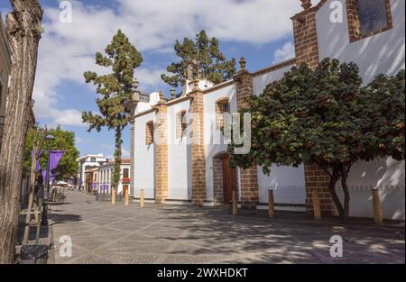 Seitenansicht der Kirche Basilica de la Virgen del Pino in der Calle Manuel Henriquez in Teror, Insel Gran Canaria, Kanarische Inseln, Spanien. Stockfoto