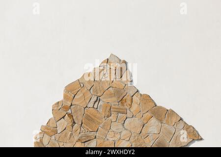 Stein Probe rauer Berg Felsen solides Objekt weißes Licht Wand Muster Hintergrund leerer Raum leere abstrakte Fassade. Stockfoto