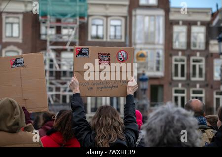 Backside Hält Reklametafeln Beim Internationalen Tag Gegen Rassismus Und Diskriminierung Vom 21. März In Amsterdam, Niederlande, 23-3-2024 Stockfoto