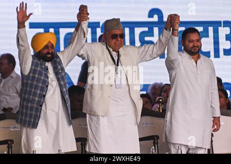 Neu-Delhi, Delhi, Indien. 31. März 2024. Bhagwant Mann (L), Ministerpräsident von Punjab, Farooq Abdullah (C), Präsident der Nationalen Konferenz von Jammu und Kaschmir, und Tejashwi Yadav (R), ehemaliger stellvertretender Ministerpräsident von Bihar, halten sich bei einer Mega-Kundgebung, die von verschiedenen Oppositionsparteien Indiens am 31. März 2024 in Neu-Delhi, Indien organisiert wurde, Hand. (Kreditbild: © Kabir Jhangiani/ZUMA Press Wire) NUR REDAKTIONELLE VERWENDUNG! Nicht für kommerzielle ZWECKE! Quelle: ZUMA Press, Inc./Alamy Live News Stockfoto