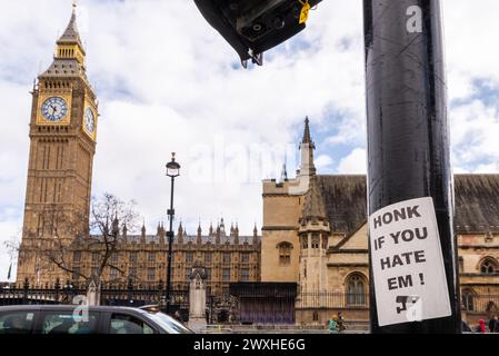 CCTV-Protestaufkleber auf einem Pfosten vor dem Regierungsgebäude des Palace of Westminster, London, Großbritannien. Anti-Kamera-Schild am Parlamentsgebäude Stockfoto