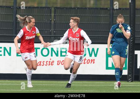 Wijdewormer, Niederlande. 31. März 2024. WIJDEWORMER, NIEDERLANDE - MÄRZ 31: Desiree van Lunteren Aanvoerder von AZ, Floor Spaan von AZ während des niederländischen Azerion Women's Eredivisie Matches zwischen AZ Alkmaar und PSV im AFAS Trainingskomplex am 31. März 2024 in Wijdewormer, Niederlande. (Foto von Gerard Spaans/Orange Pictures) Credit: Orange Pics BV/Alamy Live News Stockfoto