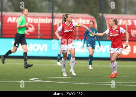 Wijdewormer, Niederlande. 31. März 2024. WIJDEWORMER, NIEDERLANDE - MÄRZ 31: Desiree van Lunteren Aanvoerder von AZ, Camie Mol von AZ während des niederländischen Azerion Women's Eredivisie Matches zwischen AZ Alkmaar und PSV im AFAS Trainingskomplex am 31. März 2024 in Wijdewormer, Niederlande. (Foto von Gerard Spaans/Orange Pictures) Credit: Orange Pics BV/Alamy Live News Stockfoto