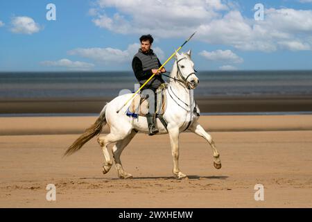 Altes Kavallerie-Spiel „Zelt-Pegging“ Reiter in Southport, Merseyside, 31.03.2024. Eine Gruppe von Männern spielt ihren Lieblingssport am Strand von Southport in der wunderschönen Ostersonne. Das Spiel, in Pakistan auch als Neza Bazi bekannt, ist eine Reitersportart uralten Ursprungs und ist eine von nur zehn von der International Equestrian Federation offiziell anerkannten Reitdisziplinen. Quelle: Cernan Elias/Alamy Live News Stockfoto