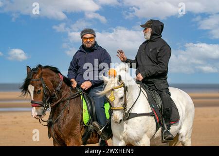 Altes Kavallerie-Spiel „Zelt-Pegging“ Reiter in Southport, Merseyside, 31.03.2024. Eine Gruppe von Männern spielt ihren Lieblingssport am Strand von Southport in der wunderschönen Ostersonne. Das Spiel, in Pakistan auch als Neza Bazi bekannt, ist eine Reitersportart uralten Ursprungs und ist eine von nur zehn von der International Equestrian Federation offiziell anerkannten Reitdisziplinen. Quelle: Cernan Elias/Alamy Live News Stockfoto