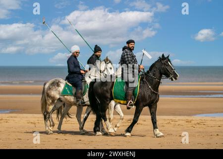 Altes Kavallerie-Spiel „Zelt-Pegging“ Reiter in Southport, Merseyside, 31.03.2024. Eine Gruppe von Männern spielt ihren Lieblingssport am Strand von Southport in der wunderschönen Ostersonne. Das Spiel, in Pakistan auch als Neza Bazi bekannt, ist eine Reitersportart uralten Ursprungs und ist eine von nur zehn von der International Equestrian Federation offiziell anerkannten Reitdisziplinen. Quelle: Cernan Elias/Alamy Live News Stockfoto