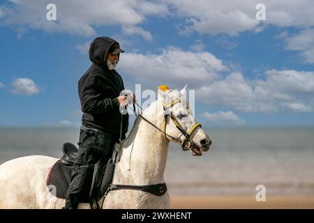 Altes Kavallerie-Spiel „Zelt-Pegging“ Reiter in Southport, Merseyside, 31.03.2024. Eine Gruppe von Männern spielt ihren Lieblingssport am Strand von Southport in der wunderschönen Ostersonne. Das Spiel, in Pakistan auch als Neza Bazi bekannt, ist eine Reitersportart uralten Ursprungs und ist eine von nur zehn von der International Equestrian Federation offiziell anerkannten Reitdisziplinen. Quelle: Cernan Elias/Alamy Live News Stockfoto