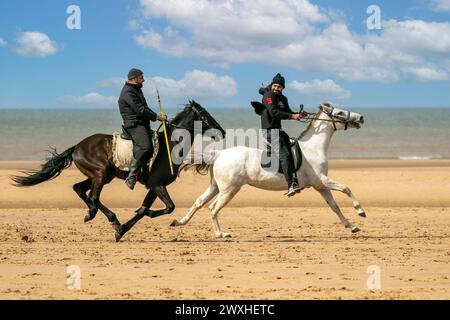 Altes Kavallerie-Spiel „Zelt-Pegging“ Reiter in Southport, Merseyside, 31.03.2024. Eine Gruppe von Männern spielt ihren Lieblingssport am Strand von Southport in der wunderschönen Ostersonne. Das Spiel, in Pakistan auch als Neza Bazi bekannt, ist eine Reitersportart uralten Ursprungs und ist eine von nur zehn von der International Equestrian Federation offiziell anerkannten Reitdisziplinen. Quelle: Cernan Elias/Alamy Live News Stockfoto