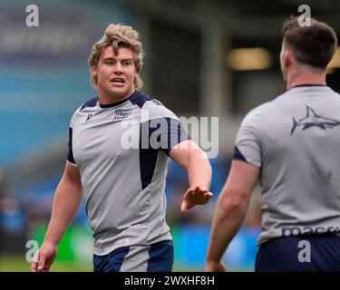 Eccles, Großbritannien. 31. August 2023. Ernst Van Rhyn von Sale Sharks spricht mit Ben Curry von Sale Sharks während des Aufwärmens vor dem Gallagher Premiership Match Sale Sharks vs Exeter Chiefs im Salford Community Stadium, Eccles, Vereinigtes Königreich, 31. März 2024 (Foto: Steve Flynn/News Images) in Eccles, Vereinigtes Königreich am 31. März 2023. (Foto: Steve Flynn/News Images/SIPA USA) Credit: SIPA USA/Alamy Live News Stockfoto