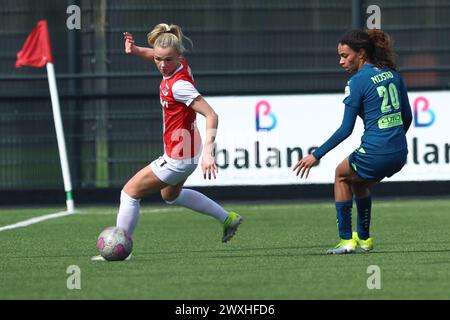 Wijdewormer, Niederlande. 31. März 2024. WIJDEWORMER, NIEDERLANDE - MÄRZ 31: ISA Dekker von AZ während des niederländischen Azerion Women's Eredivisie Matches zwischen AZ Alkmaar und PSV im AFAS Trainingskomplex am 31. März 2024 in Wijdewormer, Niederlande. (Foto von Gerard Spaans/Orange Pictures) Credit: Orange Pics BV/Alamy Live News Stockfoto