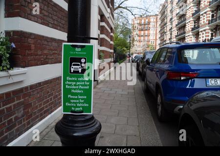 London, Großbritannien. März 2024. Ein Schild für die Ladestation für Elektrofahrzeuge in London. Kredit: Maureen McLean/Alamy Stockfoto